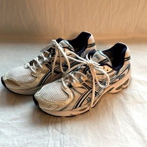 Excellent Condition ASICS Women’s Gel Running Shoes size 10